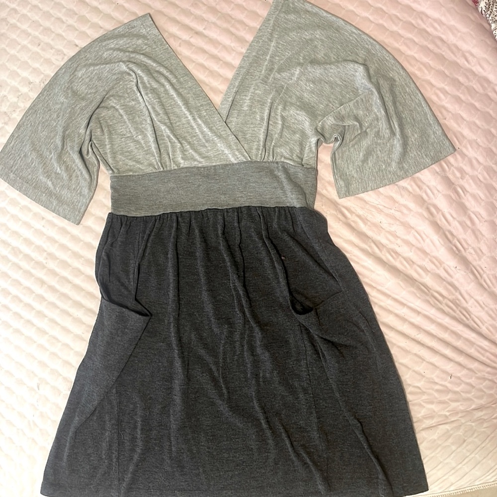 Simple V-neck dress. Very comfortable